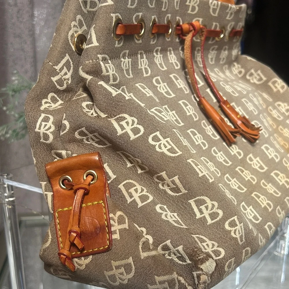 Dooney & Bourke‎ Tan and Cream Signature Logo Tote